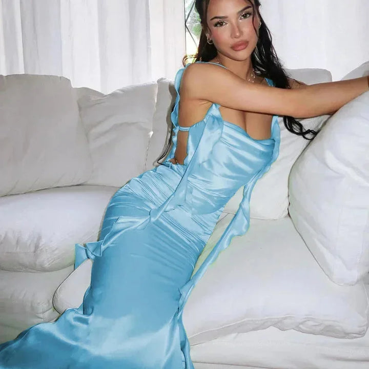 Robe longue satinée avec col bénitier, dos ouvert et liens latéraux pour un ajustement personnalisé et un style élégant.