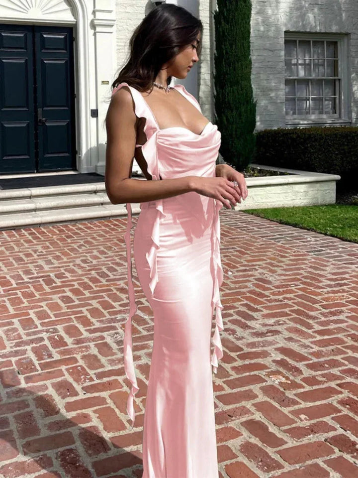 Robe longue en satin avec col bénitier, dos ouvert et liens latéraux, idéale pour un look élégant et décontracté.