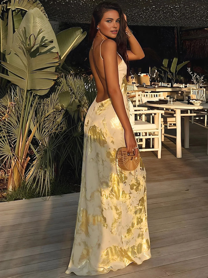 Robe longue satinée dorée avec bretelles, design fluide et élégant, parfaite pour des soirées spéciales.