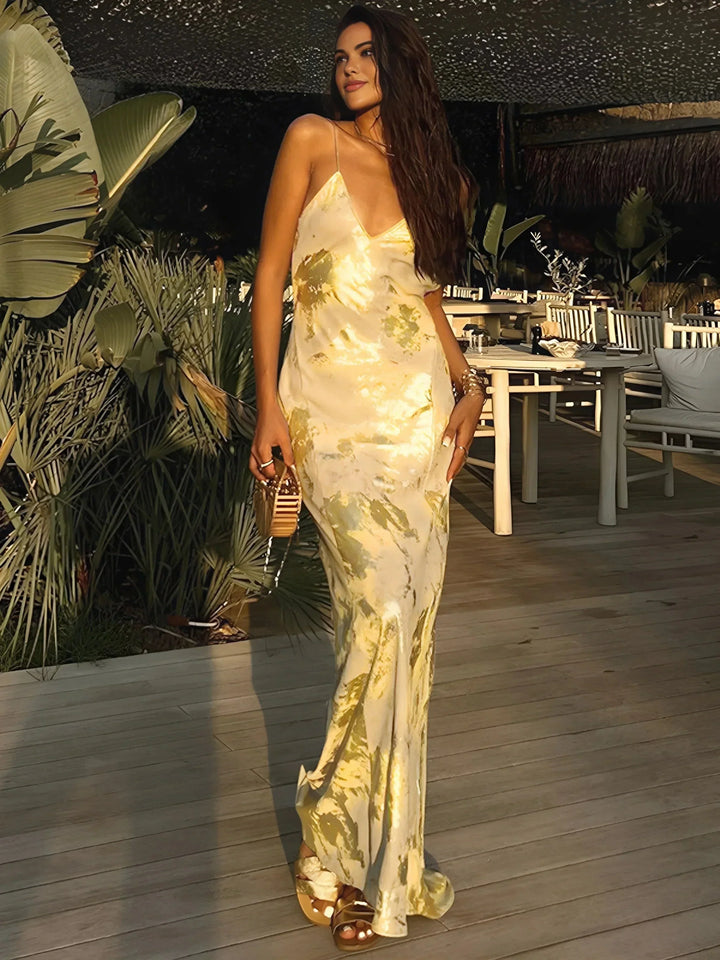 Robe longue en satin doré avec bretelles, au design fluide et élégant, parfaite pour les soirées et occasions spéciales.