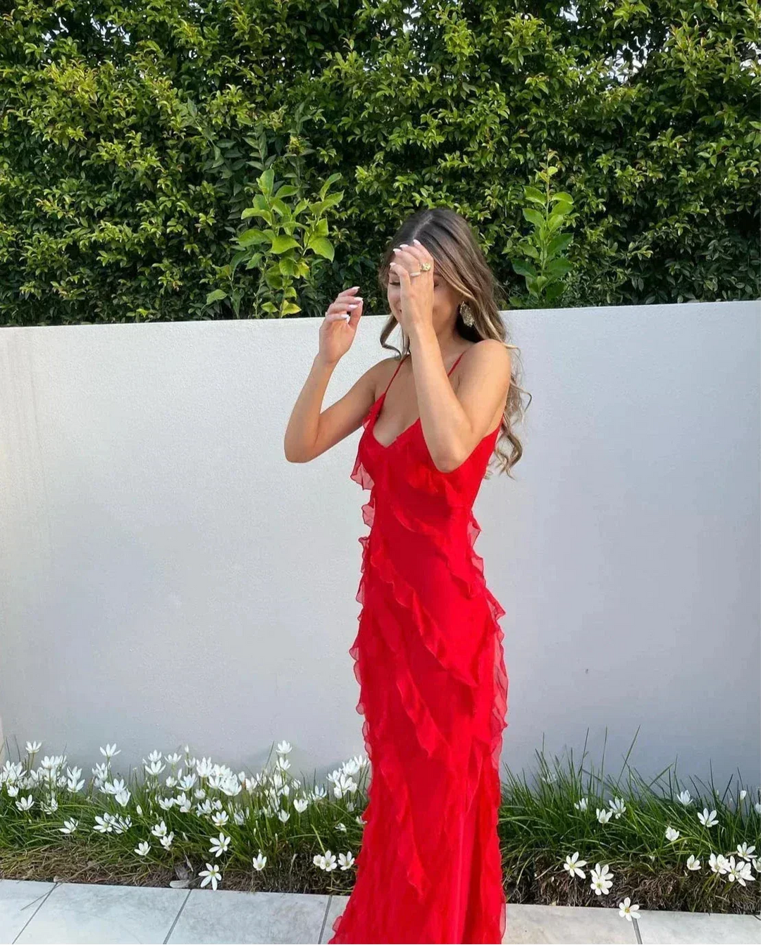 Robe longue soirée en chiffon léger, à volants et bretelles fines, parfaite pour une silhouette fluide et élégante.