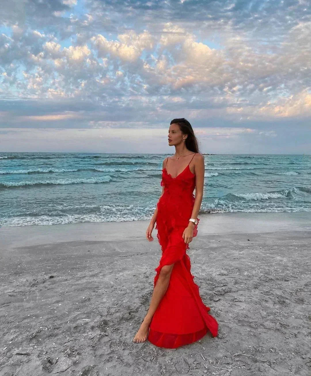 Robe longue en chiffon léger, volants délicats et bretelles fines, parfaite pour une soirée élégante.