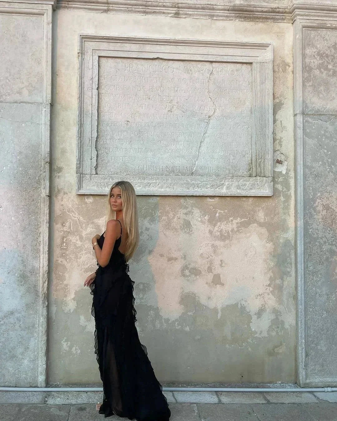 Robe longue en chiffon avec volants, bretelles fines et décolleté en V, idéale pour les soirées d'été.