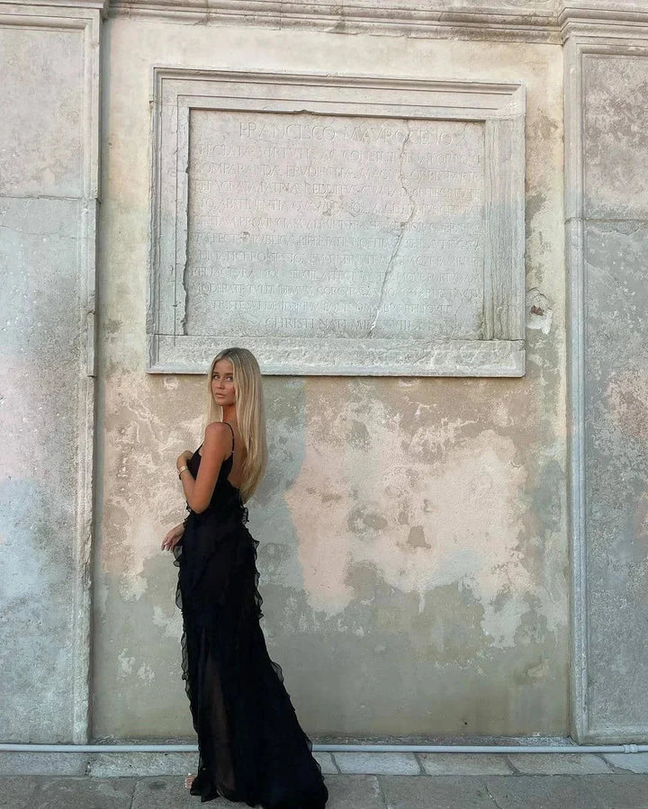 Robe longue en chiffon avec volants, bretelles fines et décolleté en V, idéale pour les soirées d'été.