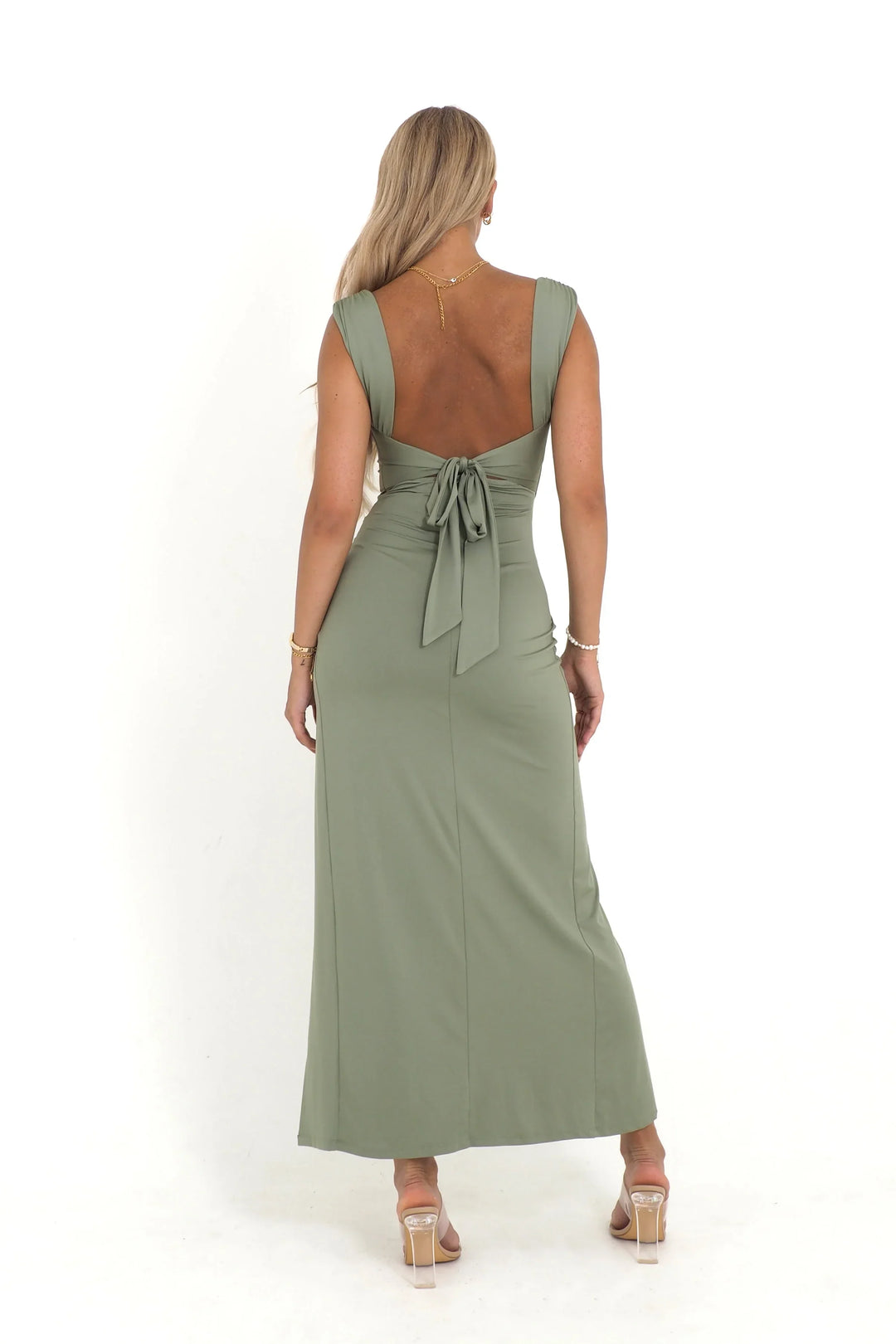 Robe longue verte pour femme, en tissu léger, avec une fente élégante et manches courtes pour un look délicat.