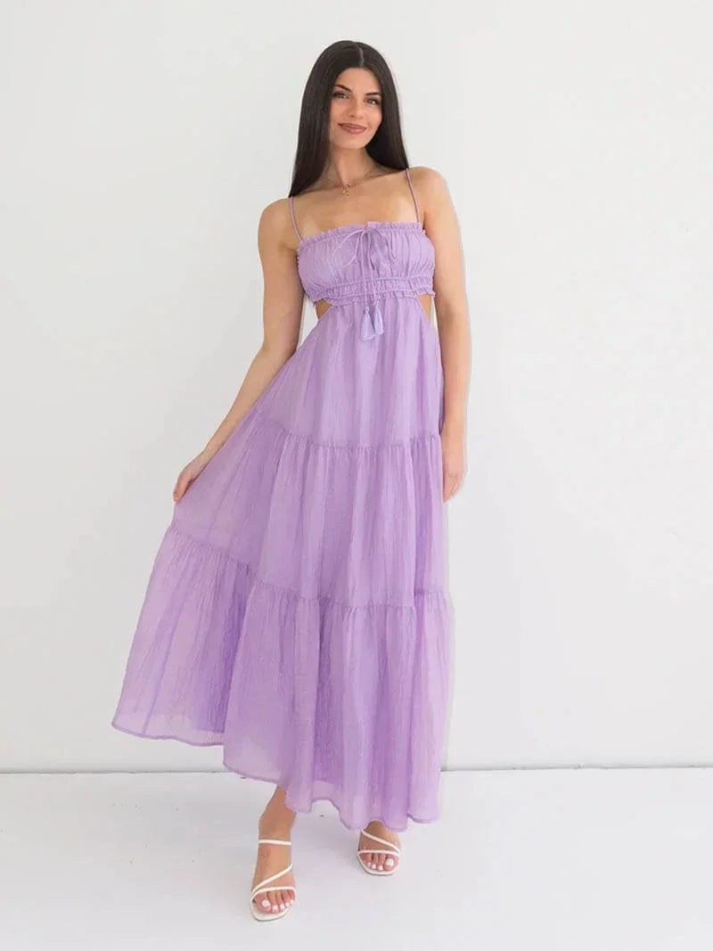 Robe longue à volants en tissu léger, bretelles fines, cordon, idéale pour un look d'été décontracté.