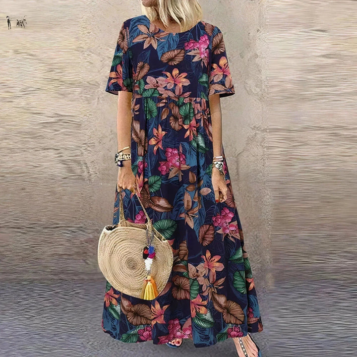Robe longue noire à volants, motif botanique, manches courtes, en tissu léger et fluide pour un confort optimal.
