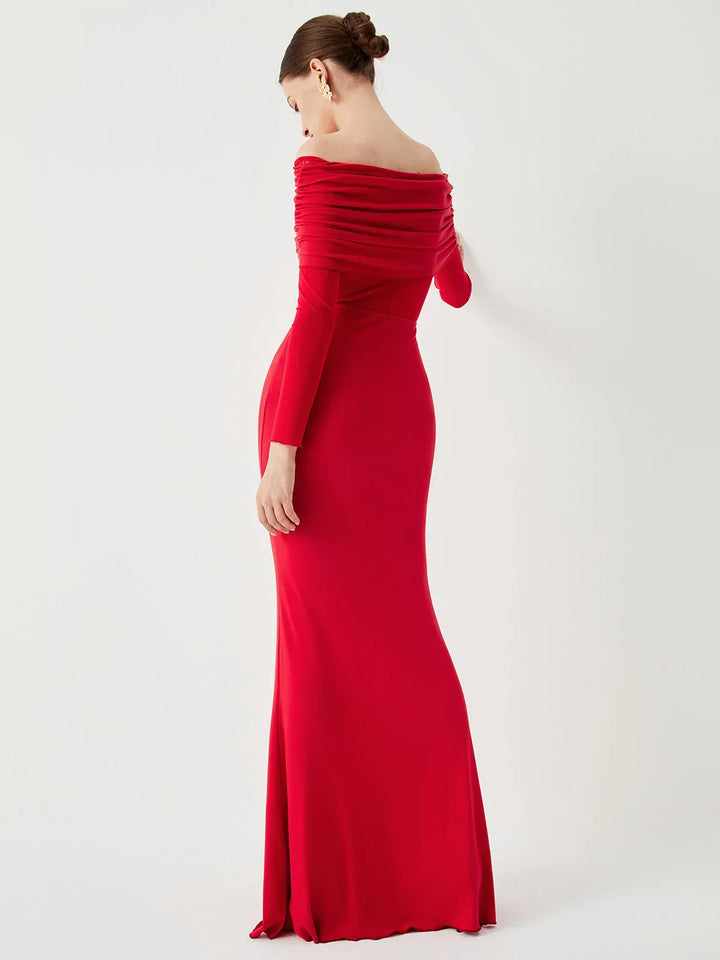 Robe longue ajustée en tissu léger, avec des manches en mesh et des épaules dénudées pour un look élégant et fluide.