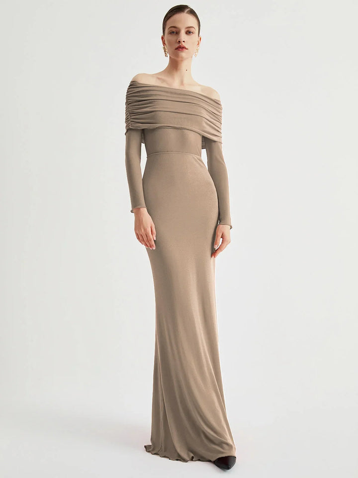 Robe longue ajustée en jersey avec manches en mesh et épaules dénudées, offrant une coupe élégante et contemporaine.