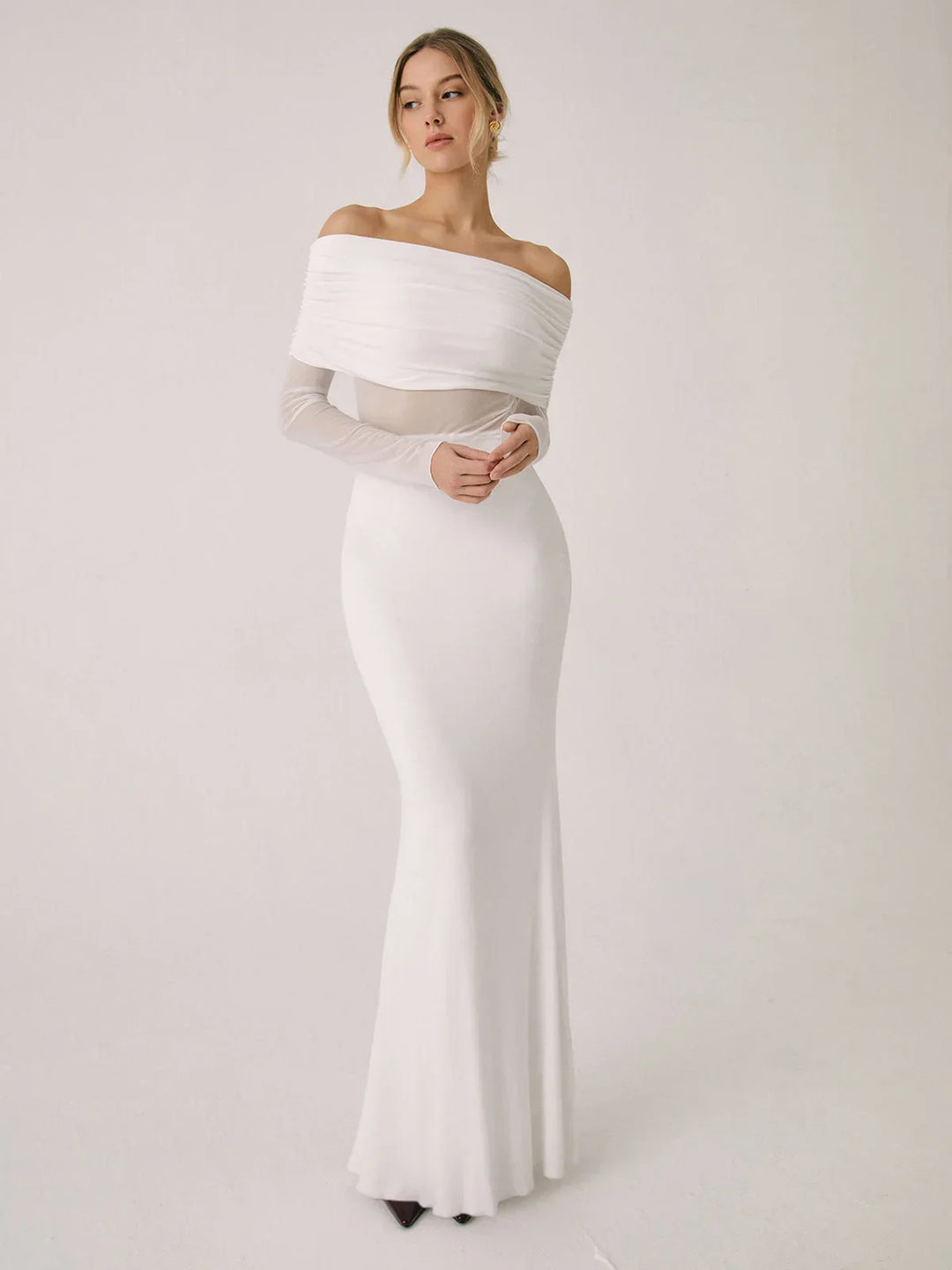 Robe longue ajustée en tissu léger, manches en mesh et épaules dénudées pour un look élégant et moderne.