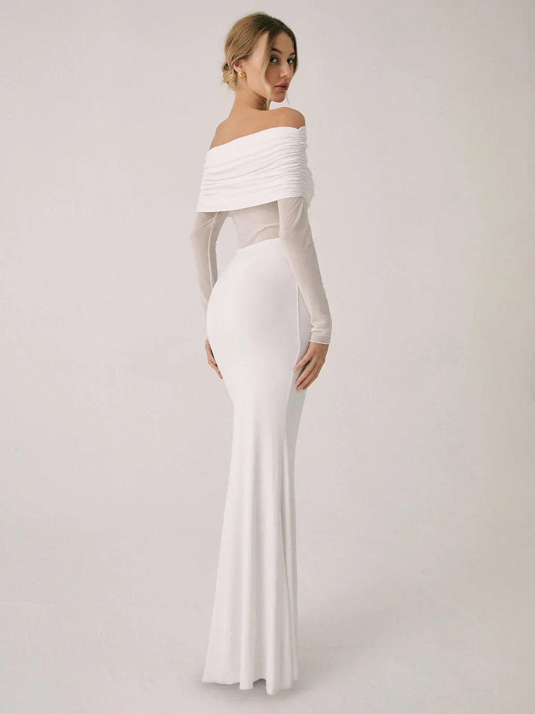 Robe longue ajustée en tissu léger avec manches en mesh et épaules dénudées pour un look élégant et moderne.