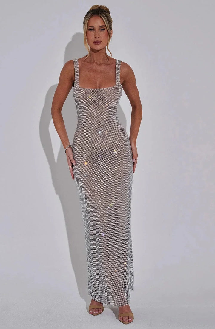 Robe longue sans manches en maille argentée, ajustée, idéale pour des soirées élégantes avec une coupe moderne.