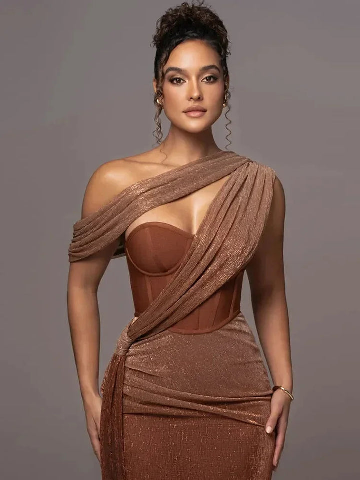 Robe longue asymétrique en tissu scintillant, dotée d'une bretelle unique et d'un design élégant pour les soirées.