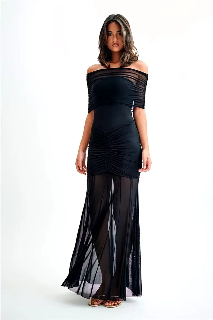 Robe longue bardot avec ruches, manches courtes et bustier, en tissu léger, parfaite pour les soirées estivales.