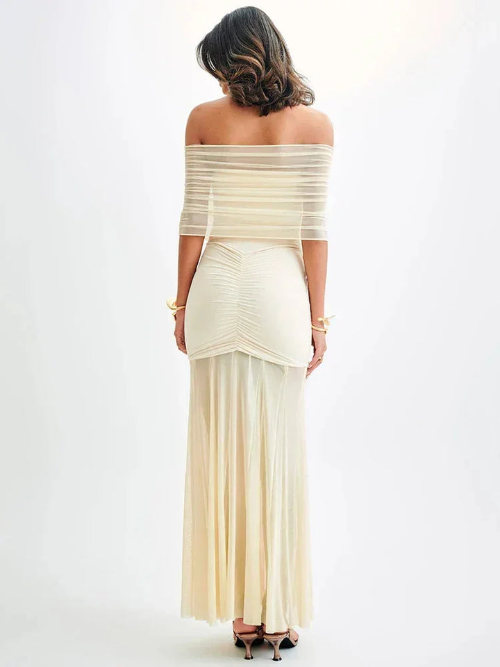 Robe longue bardot en tissu léger, ruchée avec manches courtes et bustier, parfaite pour les soirées élégantes.