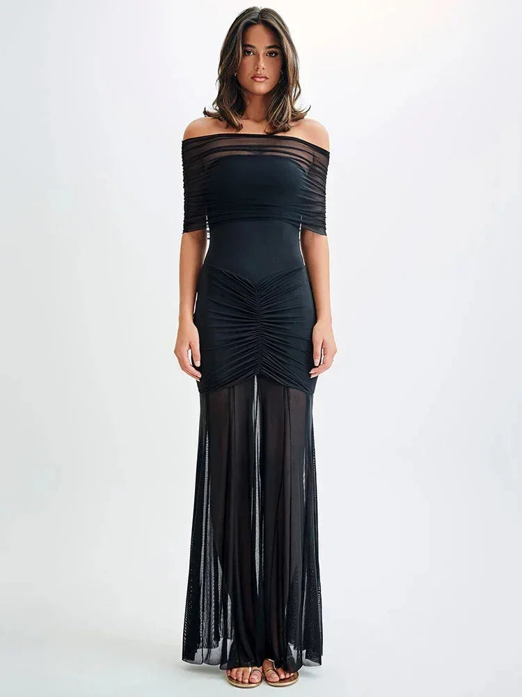 Robe longue bardot ruchée, manches courtes, en tissu léger, avec un bustier ajusté et un design flou à la taille. Parfaite…