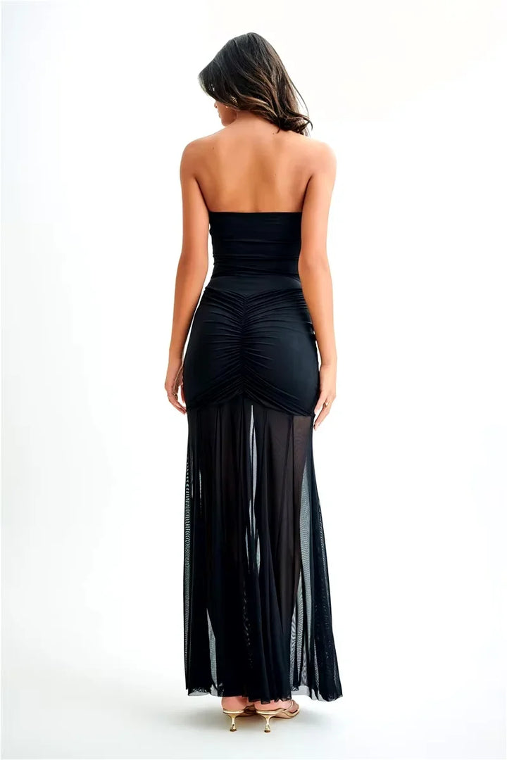 Robe longue bardot en tissu doux, avec ruches, manches courtes et bustier, idéale pour les soirées estivales.