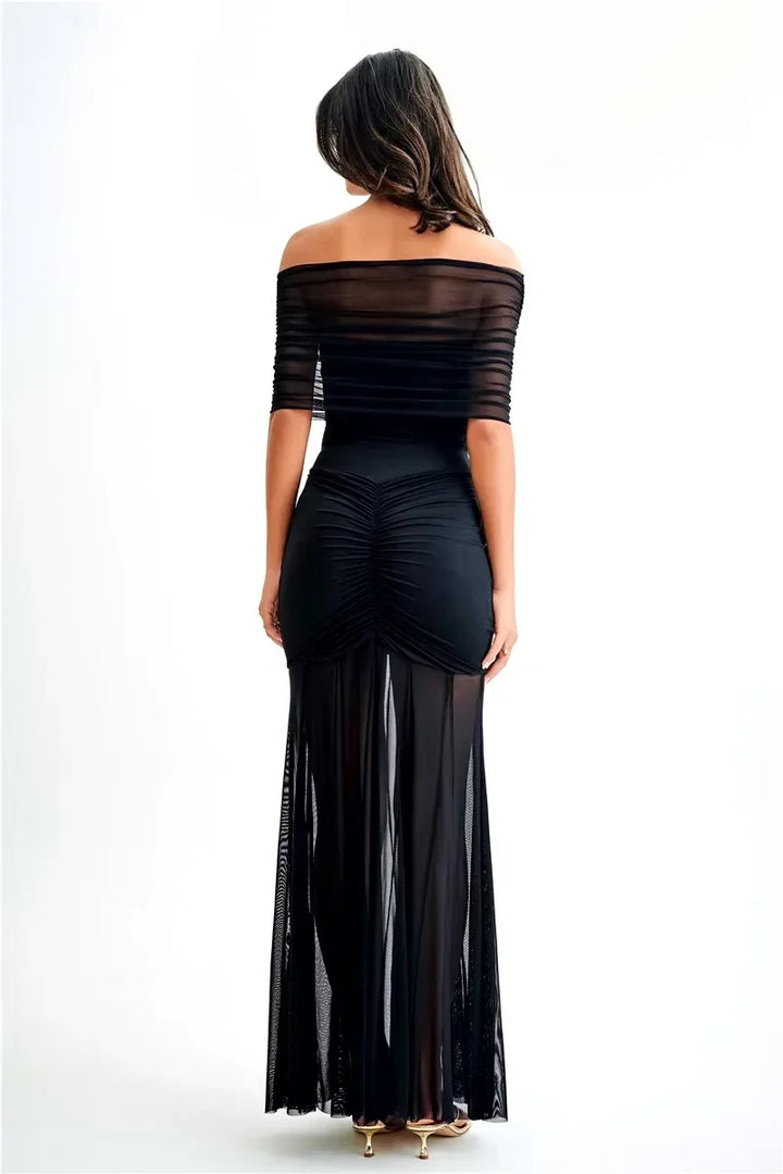 Robe longue bardot en tissu fluide, ruchée avec manches courtes, style bustier, idéale pour les soirées élégantes.