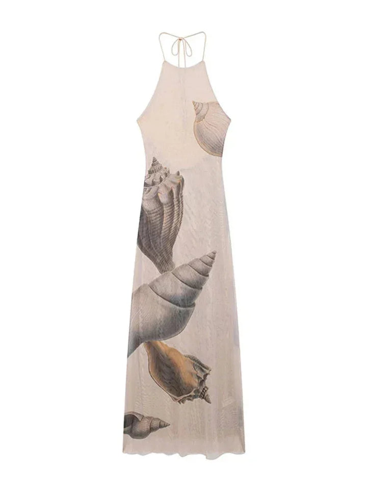 Robe longue beige à imprimé coquillage, sans manches, coupe ajustée et col haut, idéale pour des occasions estivales.