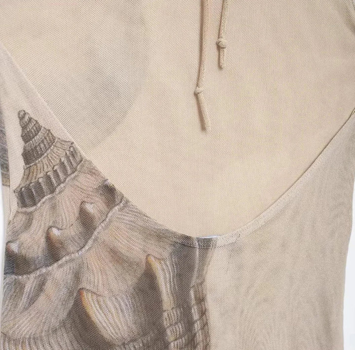 Robe longue beige avec imprimé coquillage, coupe ajustée sans manches et col haut, idéale pour les soirées élégantes.