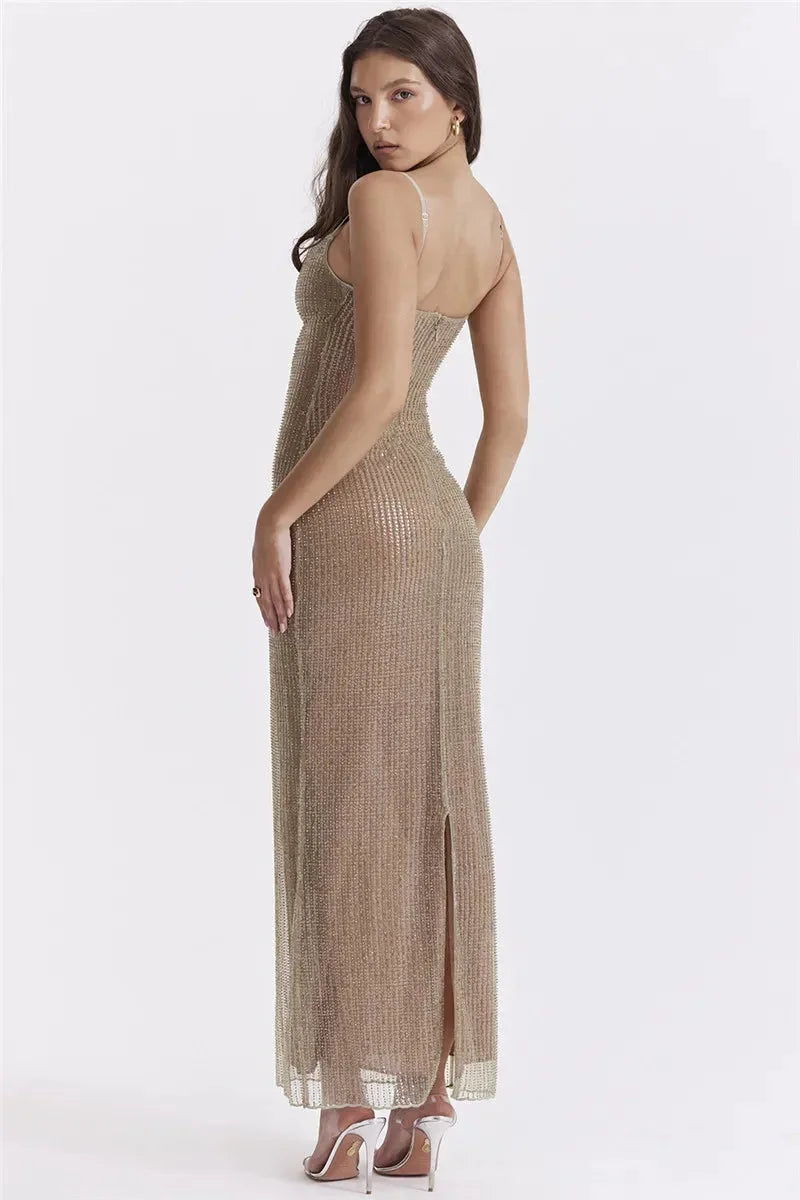 Robe longue beige sans manches avec scintillement subtil, en tissu léger, parfaite pour les soirées élégantes.