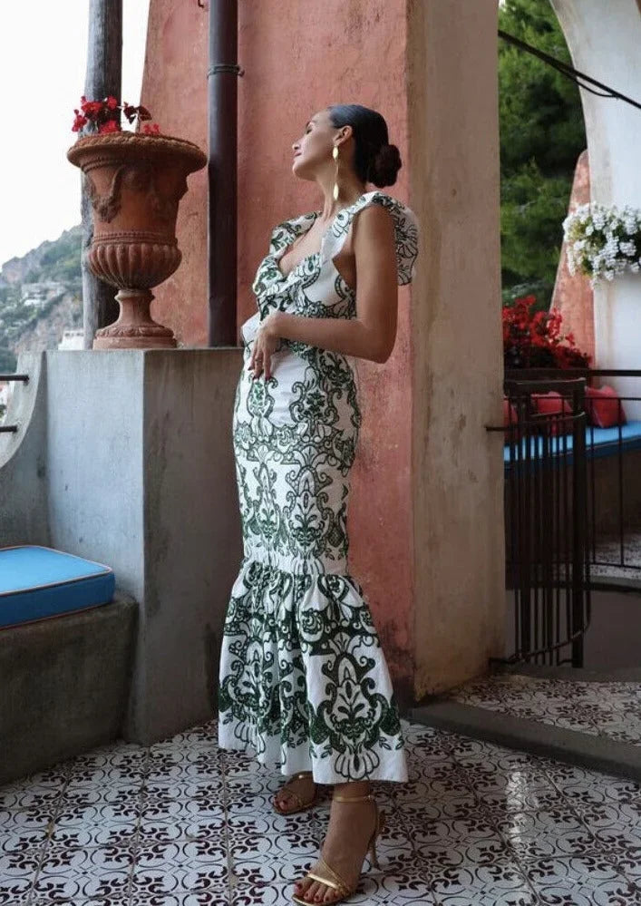 Robe longue blanche et verte à volants, en tissu léger, avec dos noué pour un look estival décontracté et élégant.