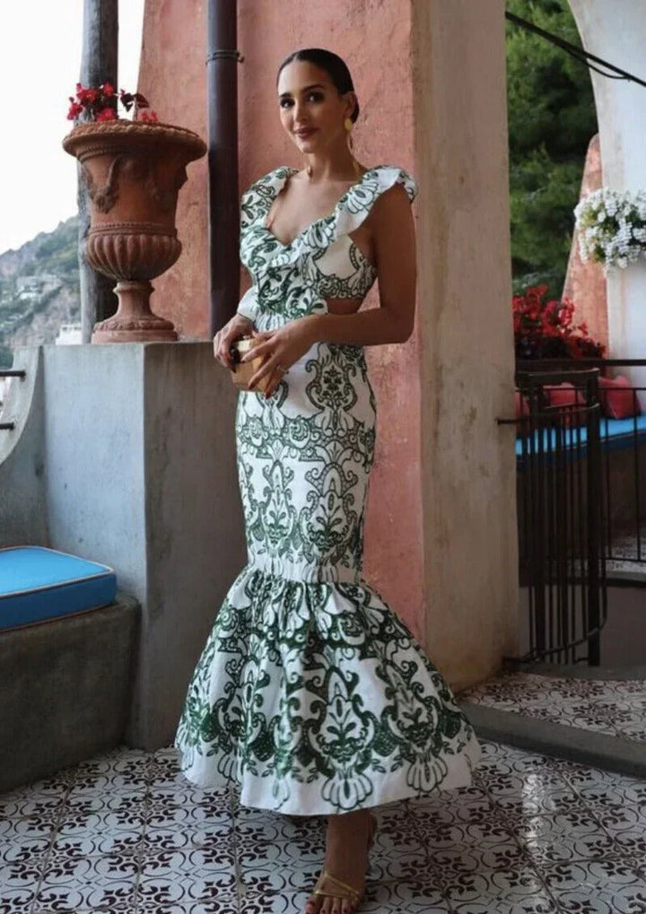 Robe longue blanche et verte à volants, en tissu léger, avec un dos noué pour un look décontracté d'été.