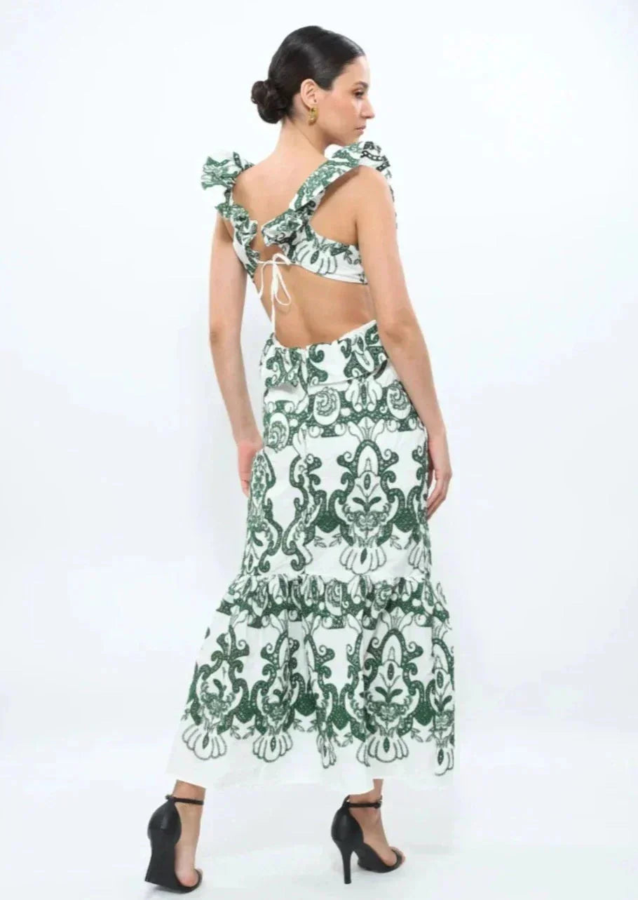 Robe longue blanche et verte à volants, en coton léger, avec dos noué, parfaite pour les journées d'été.