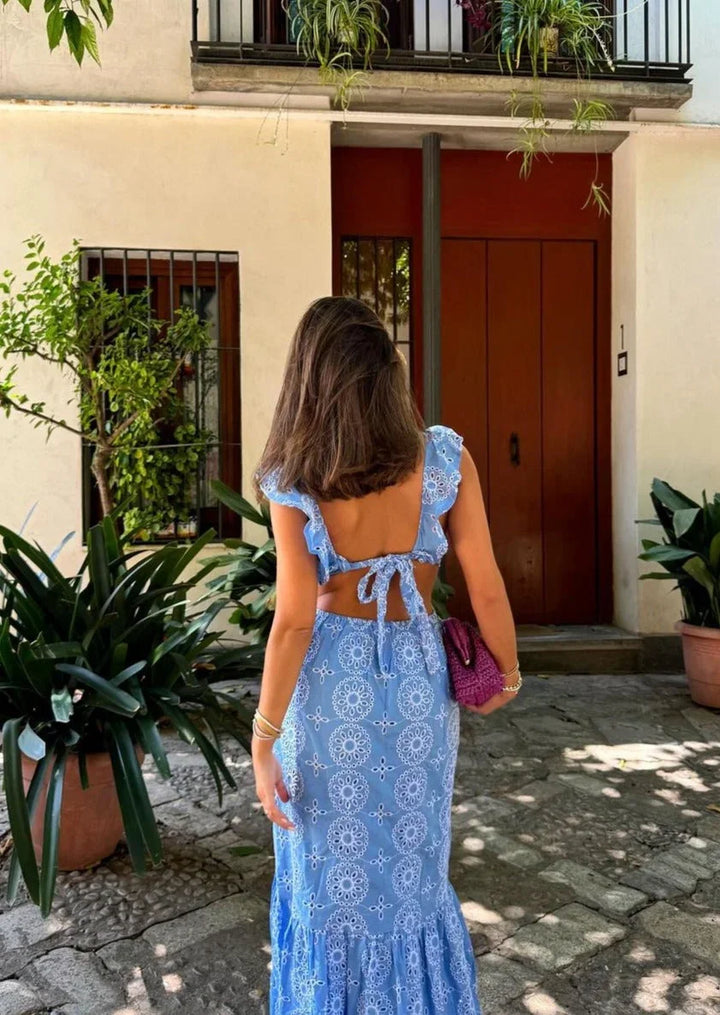 Robe longue bleue sans manches en tissu léger avec motifs volants et col en V, idéale pour l'été.