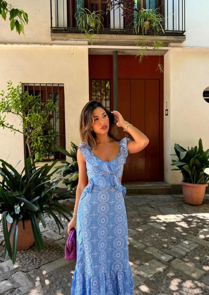 Robe longue bleue sans manches avec motifs volants, col en V, tissu léger idéal pour l'été.