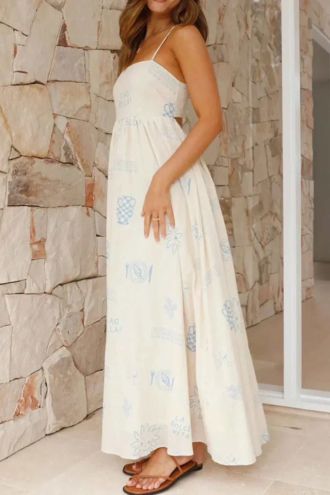 Robe longue à bretelles imprimée blanche avec encolure carrée, parfaite pour les journées d'été, en tissu léger et fluide.