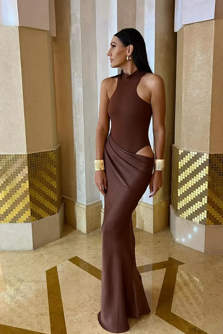 Robe longue à col halter, en tissu fluide, avec découpes élégantes et drapé léger pour un look féminin.