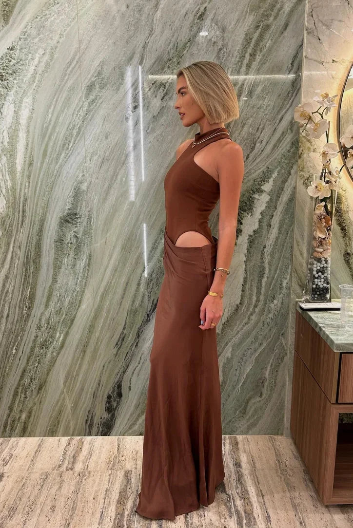 Robe longue à col halter, avec découpes élégantes et drapé fluide, en tissu léger et confortable pour un look décontracté.