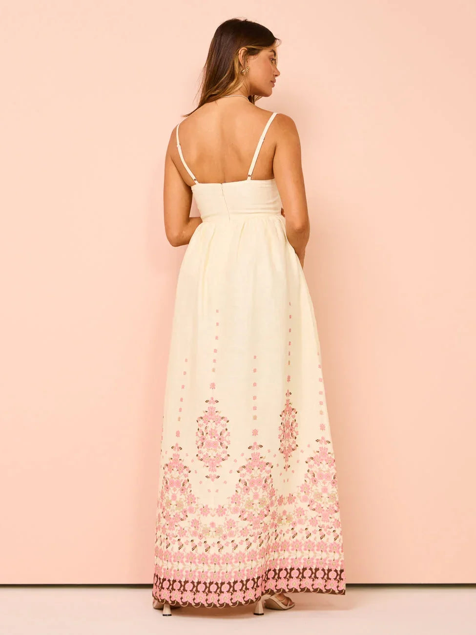 Robe longue en crème avec broderie florale, fines bretelles, idéale pour l'été, en tissu léger et aéré.