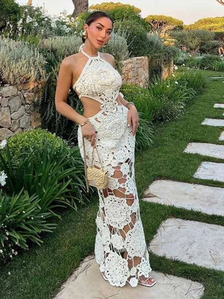 Robe longue crochet blanc sans manches avec découpes, idéale pour la plage, en coton léger pour un confort estival.