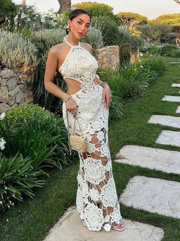 Robe longue crochet blanc sans manches avec découpes, idéale pour la plage, en coton léger pour un confort estival.