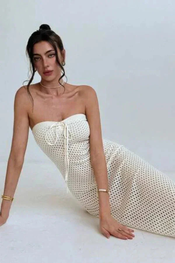 Robe longue en crochet crème, sans manches, ajustée, avec motif délicat idéale pour l'été et un look décontracté.