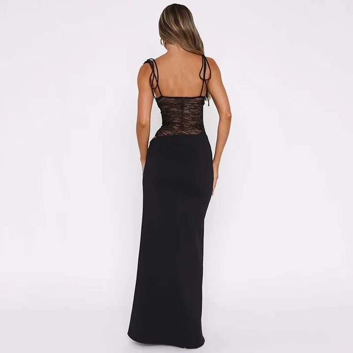 Robe longue dos nu en dentelle, sans manches, pour soirée, avec une coupe fluide et des détails délicats en dentelle.