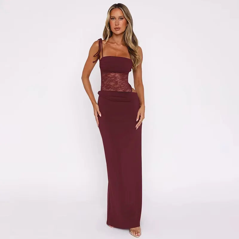 Robe longue sans manches en dentelle, dos nu, idéale pour les soirées, allie élégance et confort avec une coupe fluide.