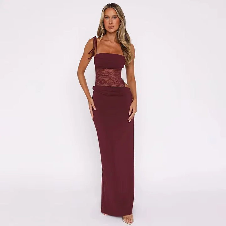 Robe longue sans manches en dentelle, dos nu, idéale pour les soirées, allie élégance et confort avec une coupe fluide.