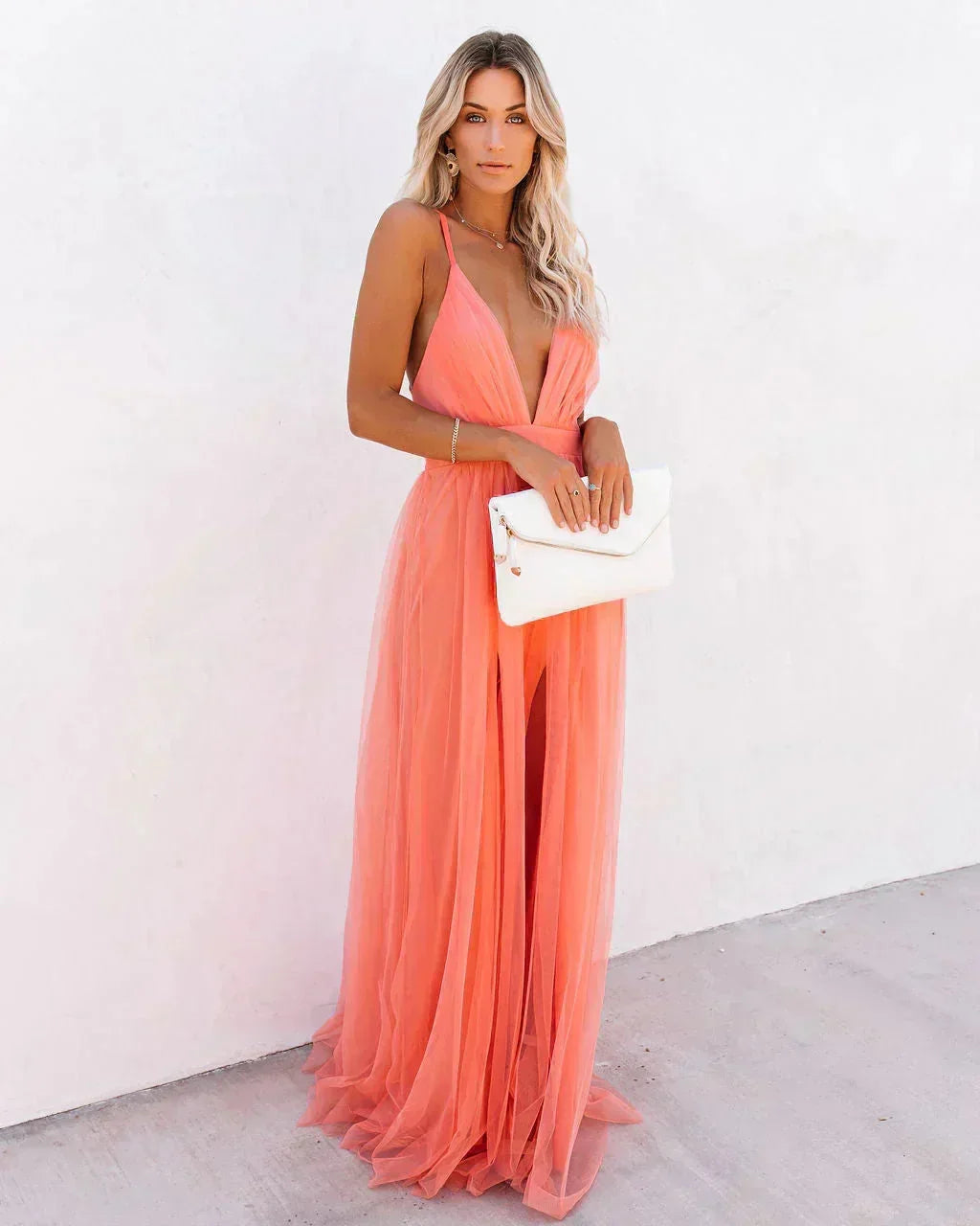 Robe longue dos nu fluide orange, bretelles fines et tissu léger, idéale pour une soirée estivale.