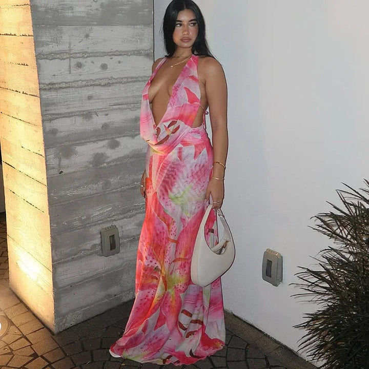 Robe longue rose à nouer, dos nu, col halter, en tissu léger, imprimé floral parfait pour la plage en été.
