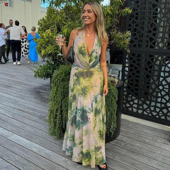 Robe longue dos nu tie-dye verte et rose, en coton léger, avec col halter et design fluide pour un confort optimal.