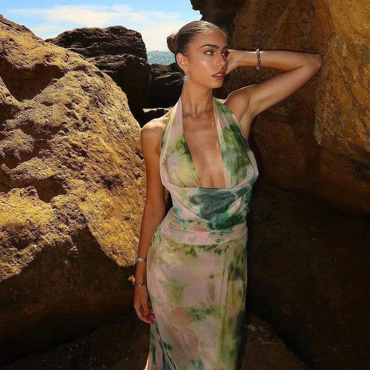 Robe longue dos nu tie-dye verte et rose, en coton léger, à col halter, avec une coupe fluide et imprimé coloré unique.