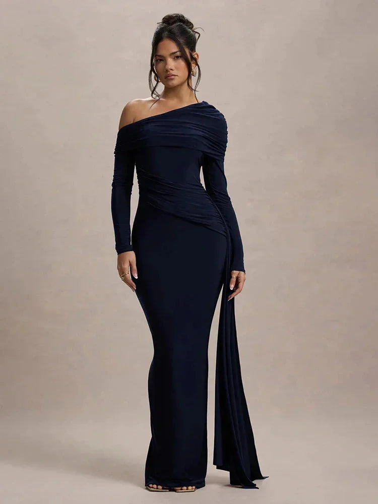Robe longue en tissu fluide, drapée avec épaules dénudées et manches longues, idéale pour une soirée élégante.