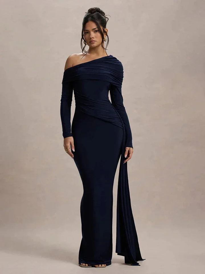 Robe longue en tissu fluide, drapée avec épaules dénudées et manches longues, idéale pour une soirée élégante.