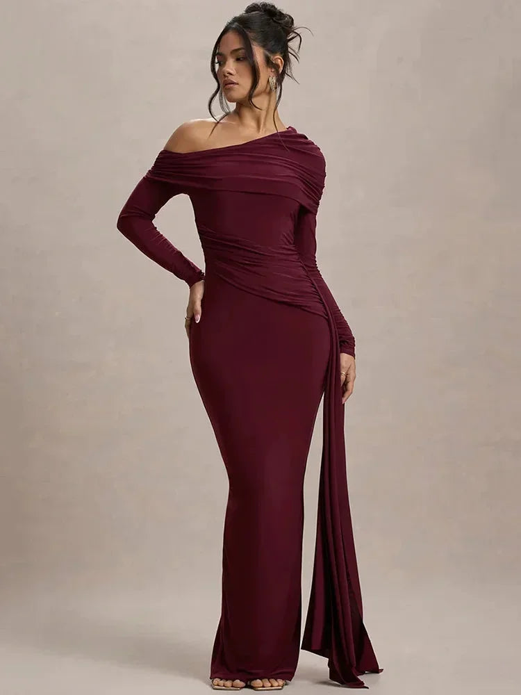 Robe longue drapée, épaules dénudées, manches longues, en tissu fluide, idéal pour une soirée élégante.