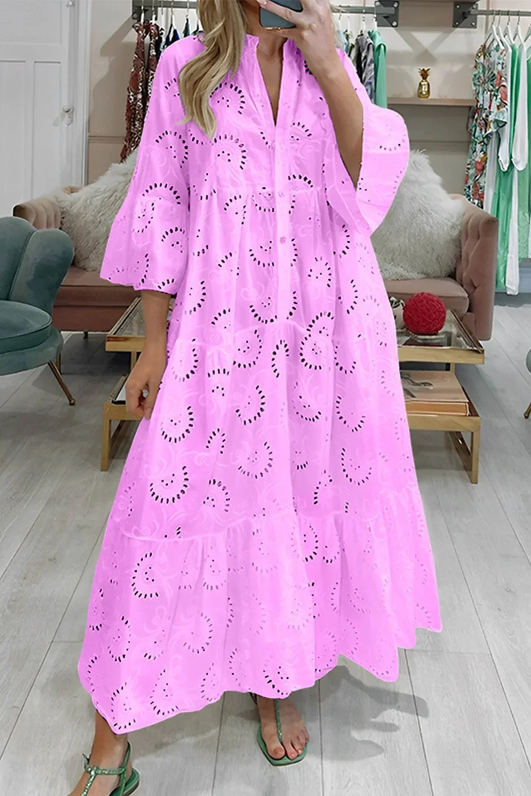 Robe longue en dentelle ajourée, manches 3/4, col en V, idéale pour l'été, en tissu léger et respirant.