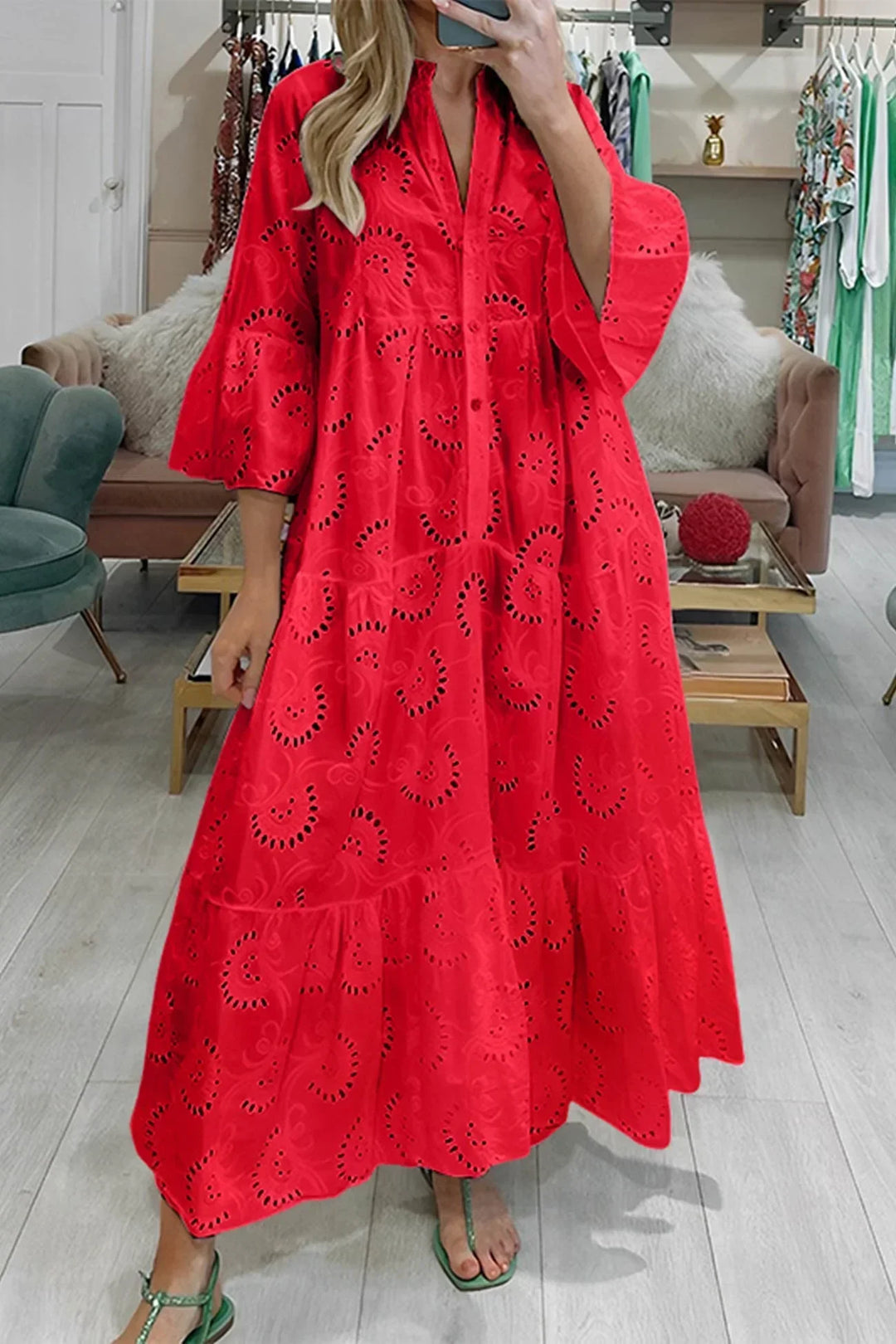 Robe longue en dentelle ajourée, manches 3/4, col en V, parfaite pour l'été, fabriquée en tissu léger et respirant.