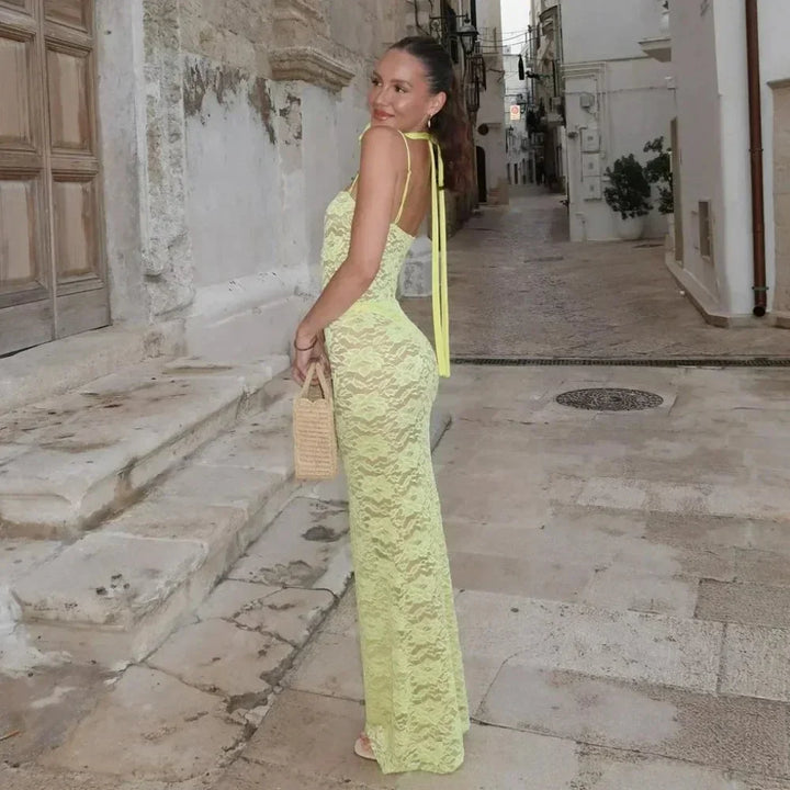 Robe longue en dentelle ajustée avec bretelles fines, offrant une coupe élégante et un tissu délicat pour les soirées.